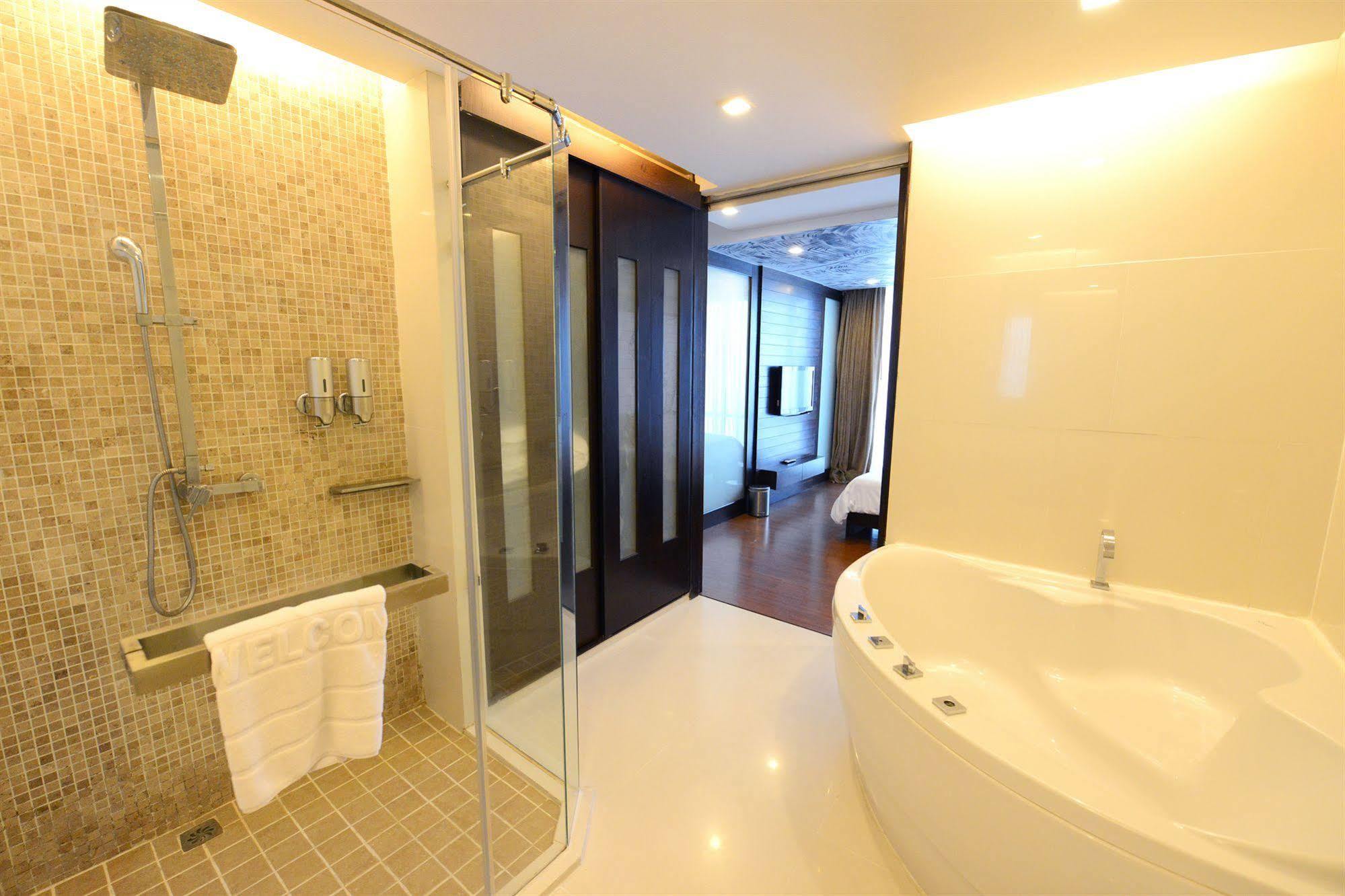 Vacio Suite Банкок Екстериор снимка